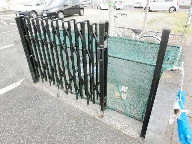 その他　敷地内にゴミ置場があります