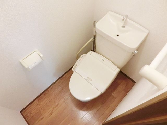 トイレ　温水洗浄便座付きのトイレです