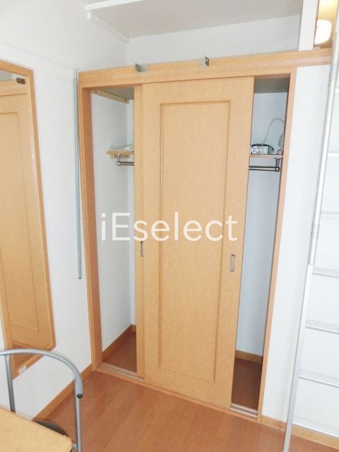 収納　丈の長いお洋服も吊るして収納できます