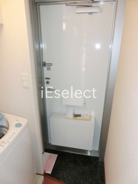 玄関　不在時に荷物を受け取れる宅配ボックス付きの玄関です