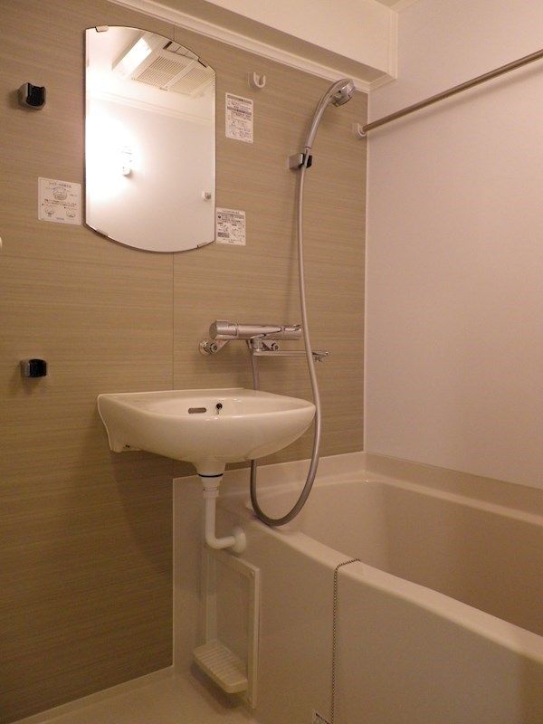 バス・シャワールーム　※同タイプの別のお部屋です。