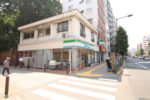 コンビニ　ファミリーマート　六義園店（コンビニ）まで174m