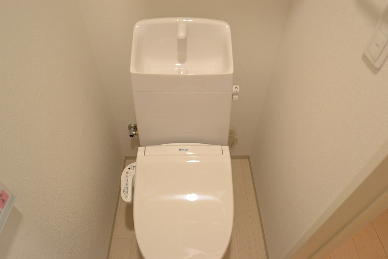 広島電鉄皆実線 比治山橋駅 徒歩5分 2階建 築9年のトイレ写真