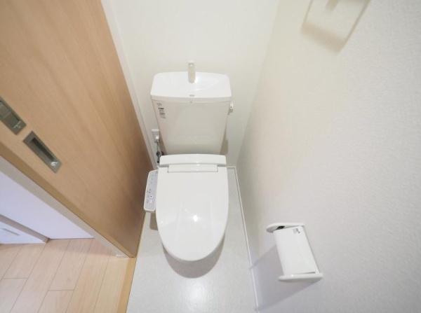 京急本線 新馬場駅 徒歩4分 3階建 築11年のトイレ写真