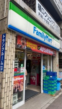 コンビニ　ファミリーマート四谷三丁目駅前店（コンビニ）まで80m