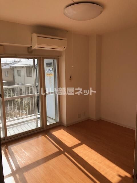 網川原県庁前マンションの居間写真