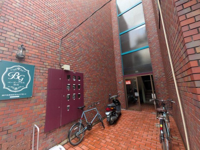 エントランス　敷地内にバイクや自転車駐輪可