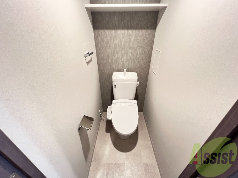 トイレ　上部に収納のあるトイレです