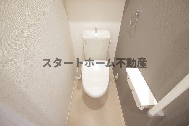 トイレ　落ち着いた色調のトイレです
