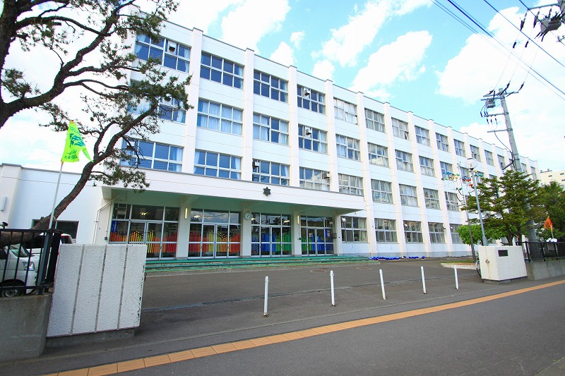 小学校　札幌市立白楊小学校（小学校）まで887m