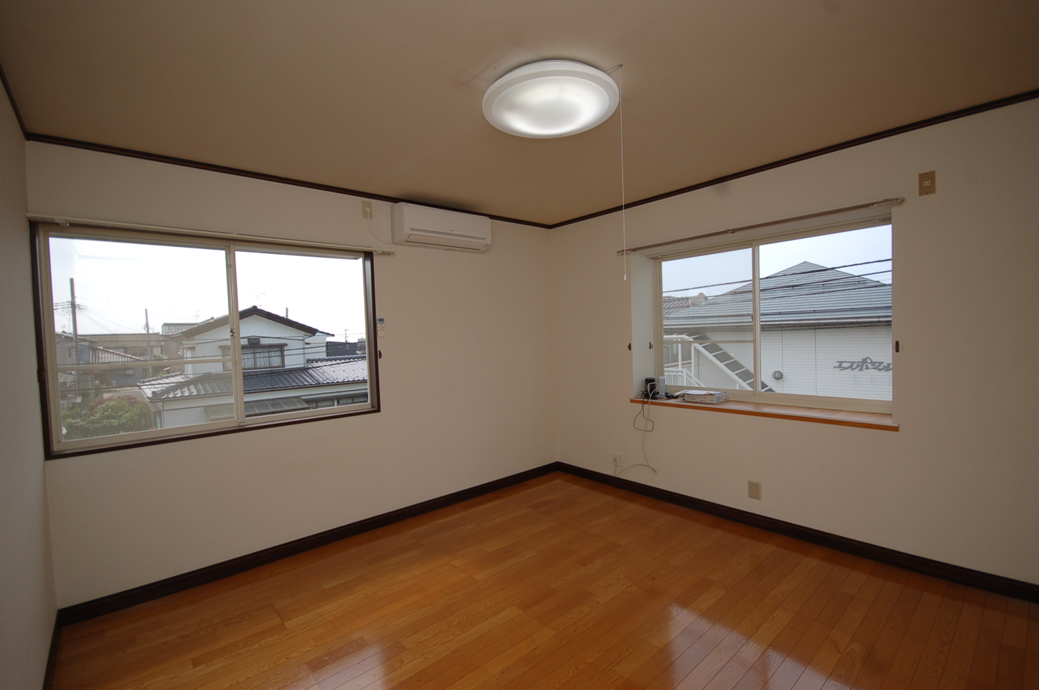 居室・リビング　大きい出窓あります