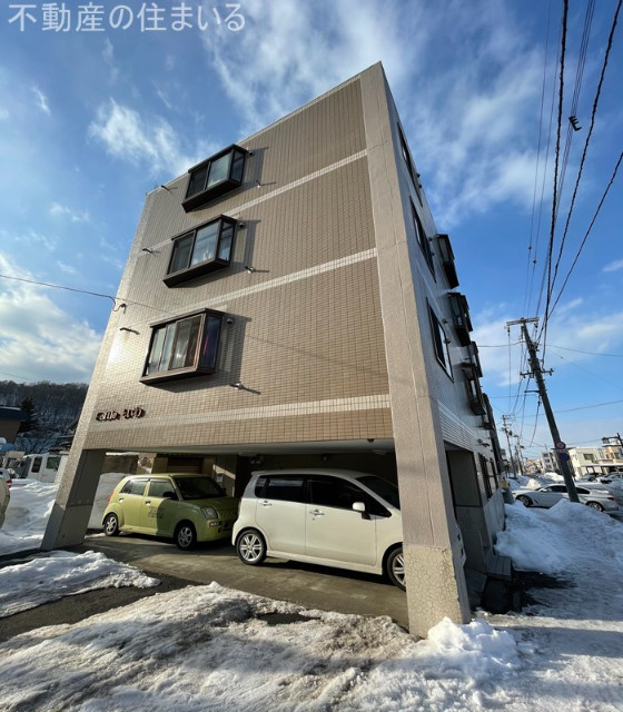 札幌市南区南三十五条西のマンションの建物外観