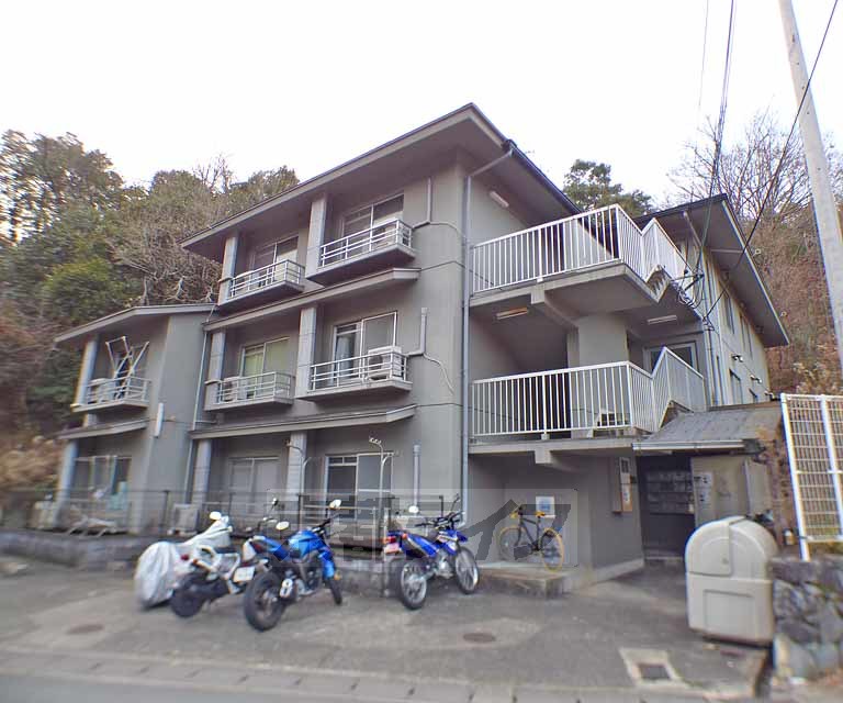 京都市北区上賀茂神山のマンションの建物外観