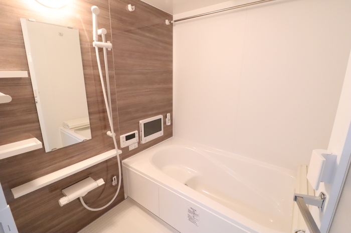 バス・シャワールーム　1坪タイプのお風呂で足をゆったり伸ばせますよ