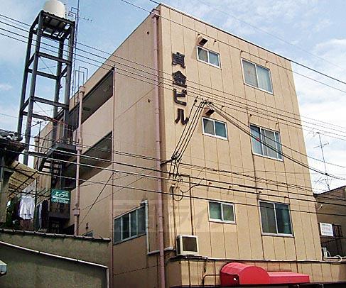 京都市下京区西七条南月読町のマンションの建物外観