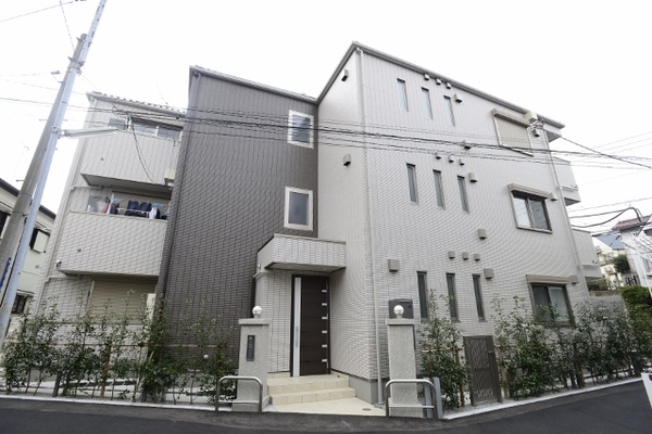 横浜市神奈川区中丸のマンションの建物外観