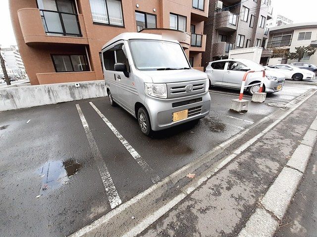 【札幌市白石区東札幌三条のマンションの駐車場】