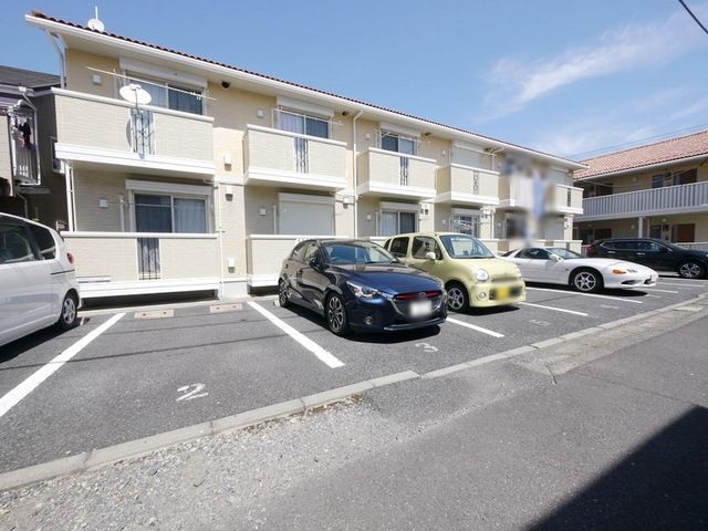 【相模原市中央区すすきの町のアパートの駐車場】