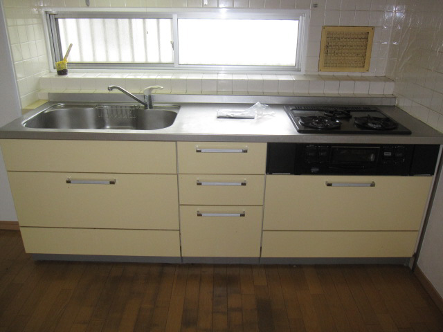 キッチン　システムキッチン　３口ガスコンロ