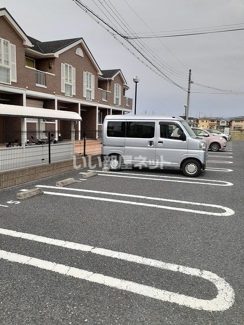 【ヴィラ　アンソレイエIIの駐車場】