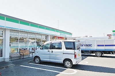コンビニ　ファミリーマート川島町三ツ島店（コンビニ）まで1551m