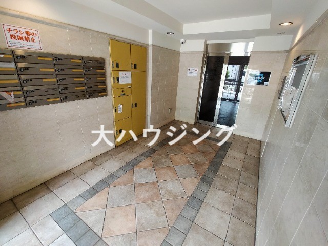 【大田区大森本町のマンションのエントランス】