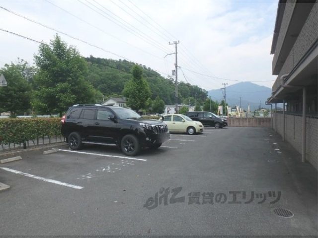 【京都市左京区岩倉幡枝町のマンションの駐車場】