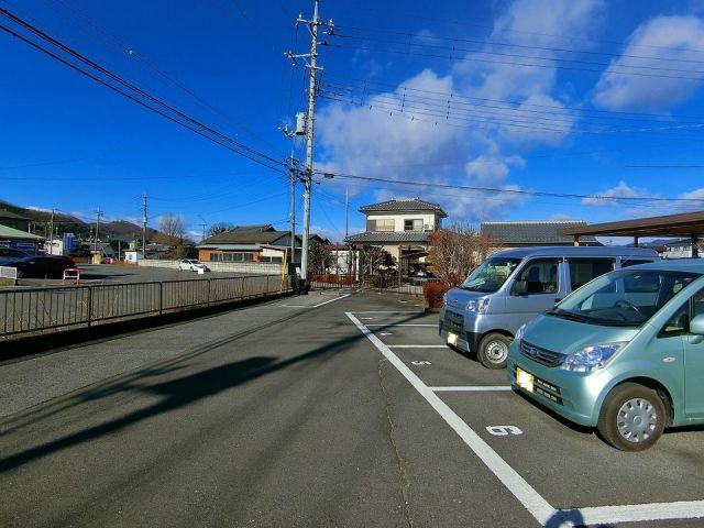 【エルディム中島Ａの駐車場】