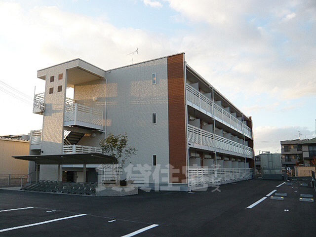 【大和郡山市九条町のマンションの建物外観】