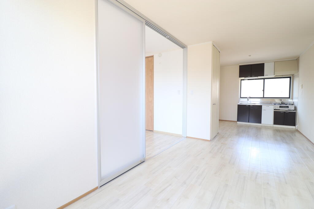 居室・リビング　明るいリビングダイニング