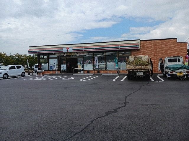 コンビニ　セブンイレブン（コンビニ）まで1300m