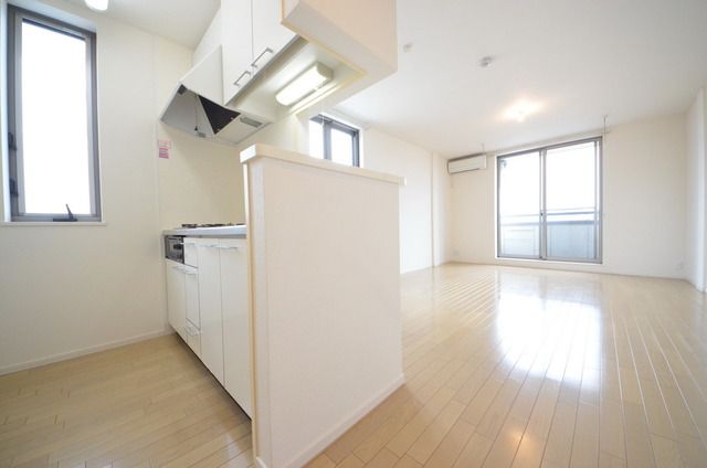 居室・リビング　☆カウンターキッチンがお部屋をお洒落に彩りますね☆