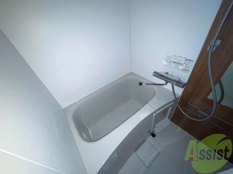 バス・シャワールーム　浴室は狭すぎず、シャワーも浴びやすそうです。