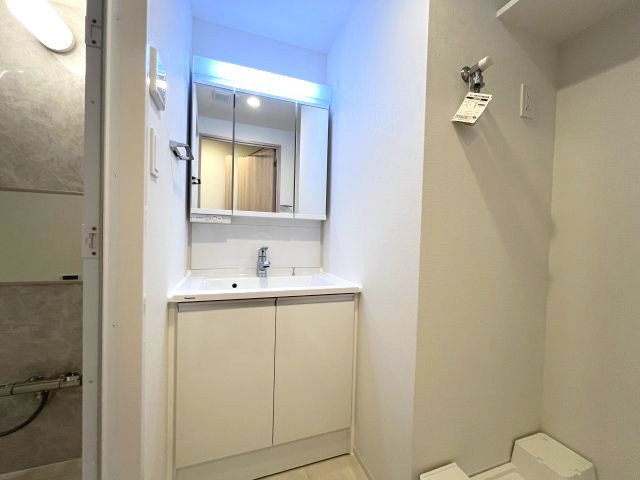 洗面設備　写真は、他部屋の同間取りです(現況優先)