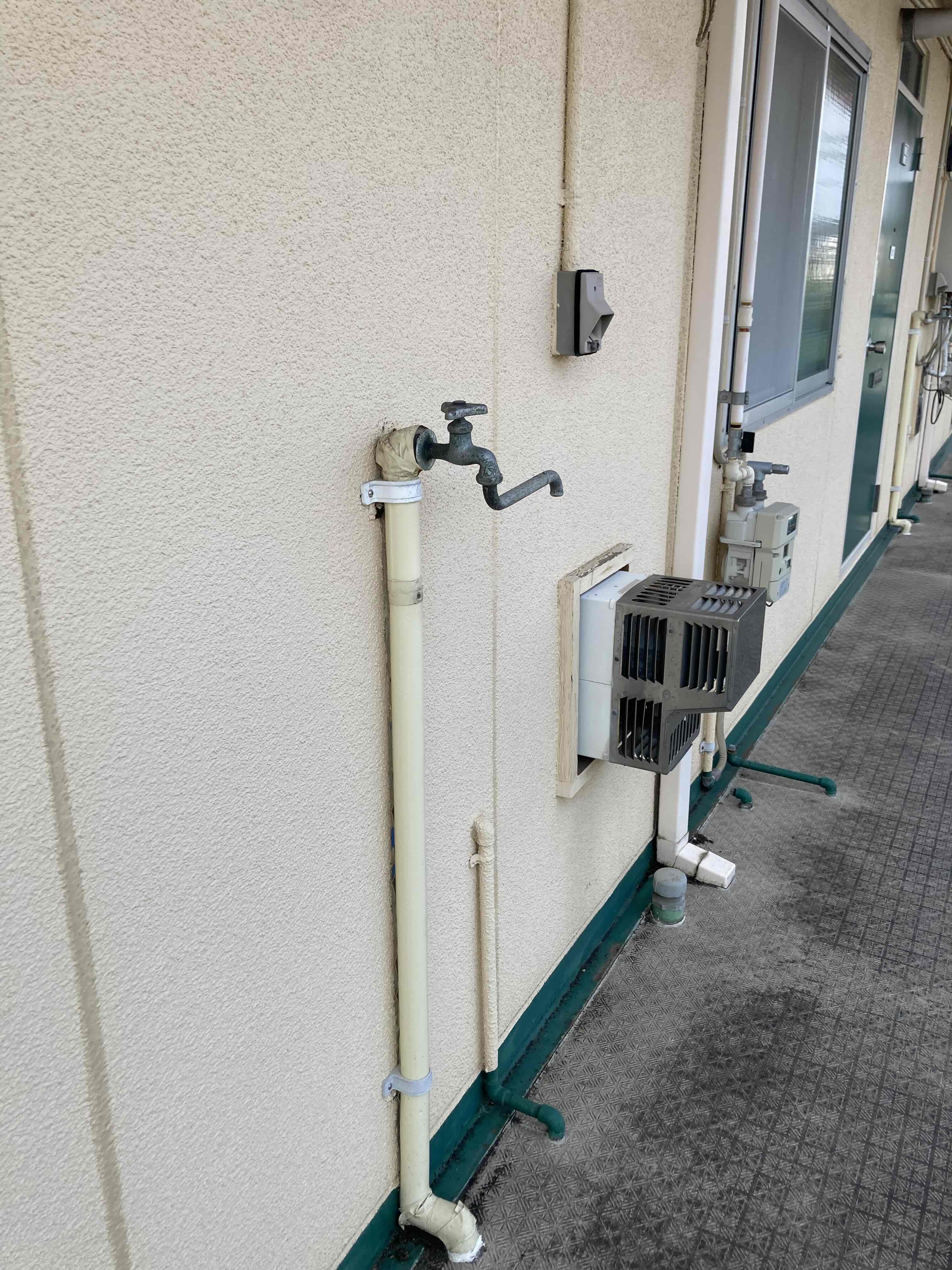 その他設備　玄関出た所に洗濯機置きスペースあり