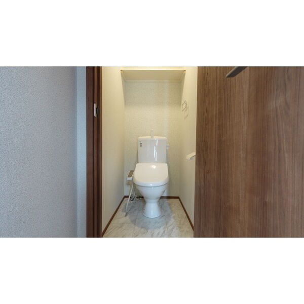 トイレ　温水シャワー付きトイレです