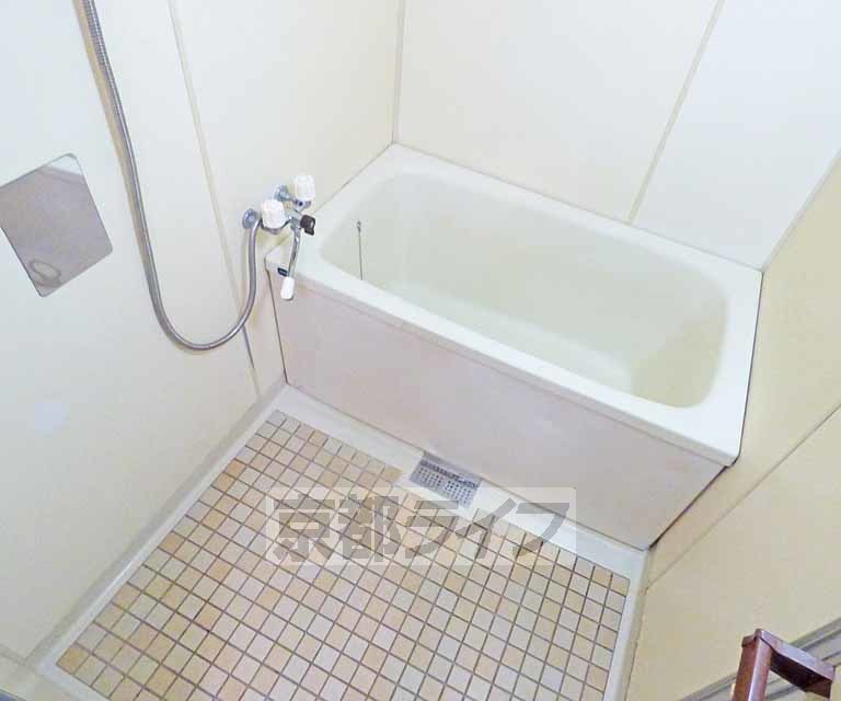 バス・シャワールーム　広々とした浴室です。