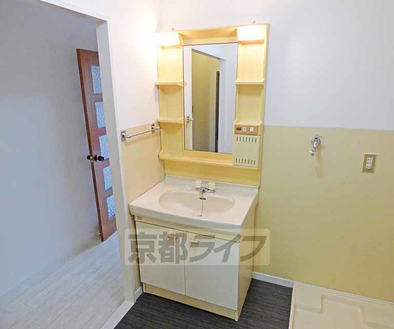 洗面設備　綺麗な洗面台です。