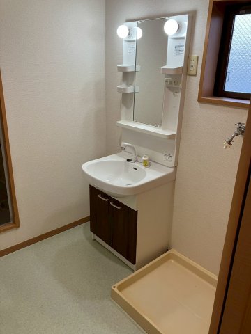 洗面設備　リフォーム施工中です。完成時現況優先。