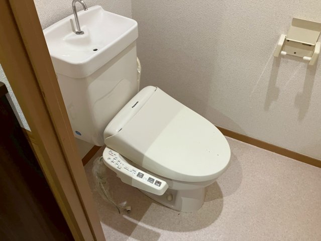 トイレ　リフォーム施工中です。完成時現況優先。