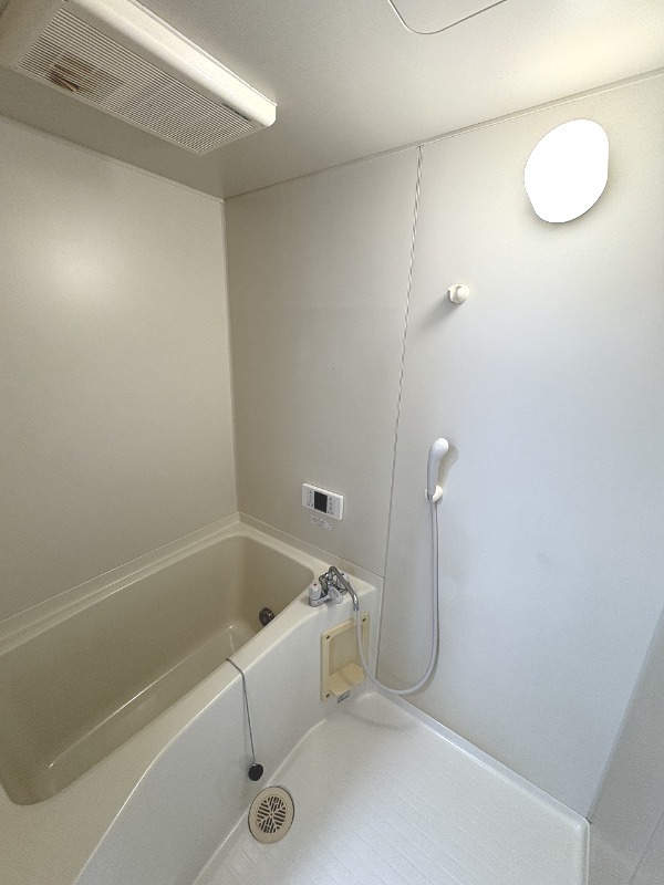 バス・シャワールーム　浴室乾燥付きのお風呂です。