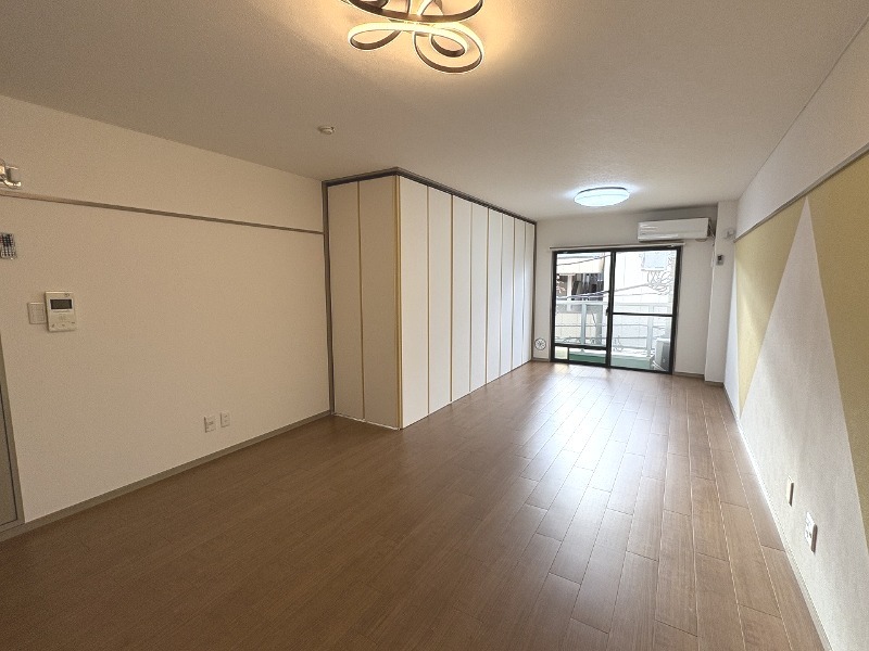 居室・リビング　広いリビングルームです。