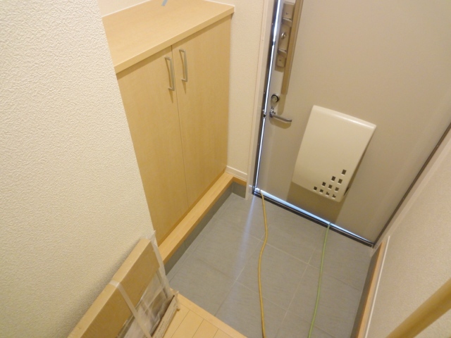 玄関　同物件別部屋写真