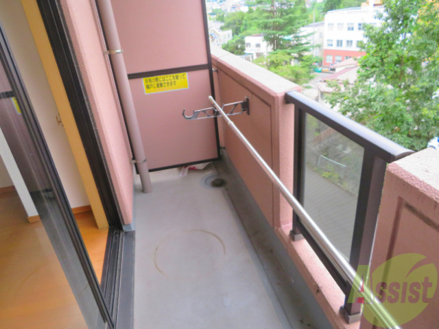 バルコニー　物干し竿付きのバルコニーです。沢山干せそうですね。