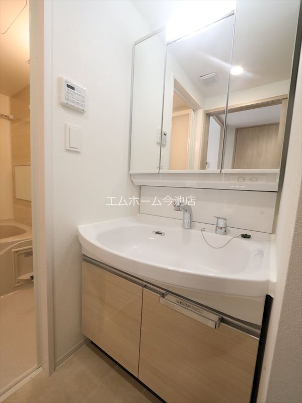 洗面設備　脱衣所　独立洗面台（シャンプードレッサー付）収納スペース有