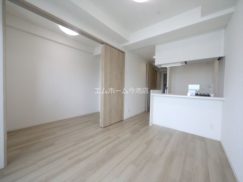 居室・リビング　ＬＤＫ8.7帖　洋室3.1帖　エアコン完備　バルコニーに面し