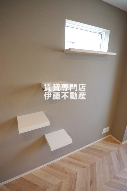 その他部屋・スペース　猫窓（猫ちゃんが自由に外を見る為の窓）＆キャットステップ（猫