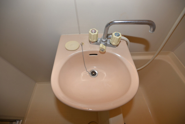 洗面設備　明るい洗面所です