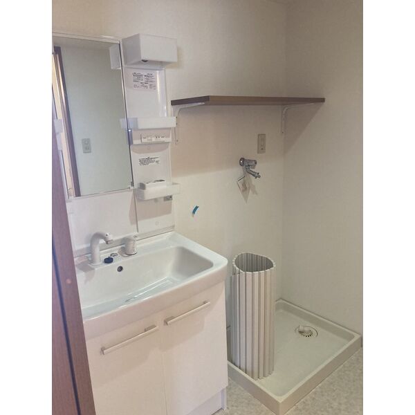 洗面設備　掲載写真は空室の別部屋を掲載しております。実際のお部屋と仕様
