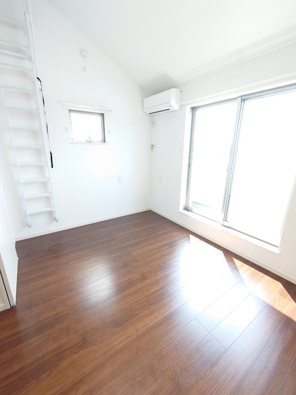 居室・リビング　こちらのリビングで趣味の時間をお楽しみください♪